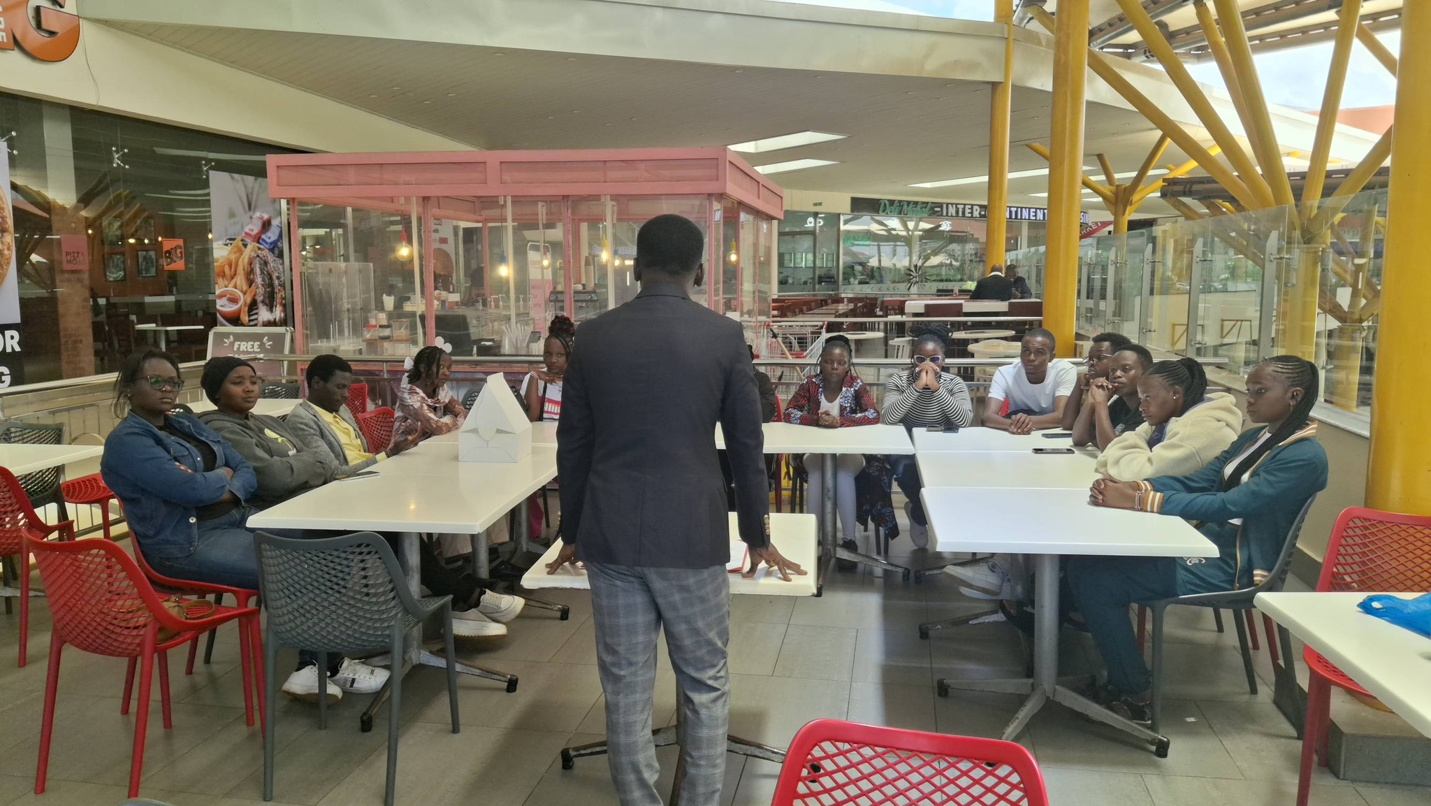 Mindhub mentorship discussion with youth participants